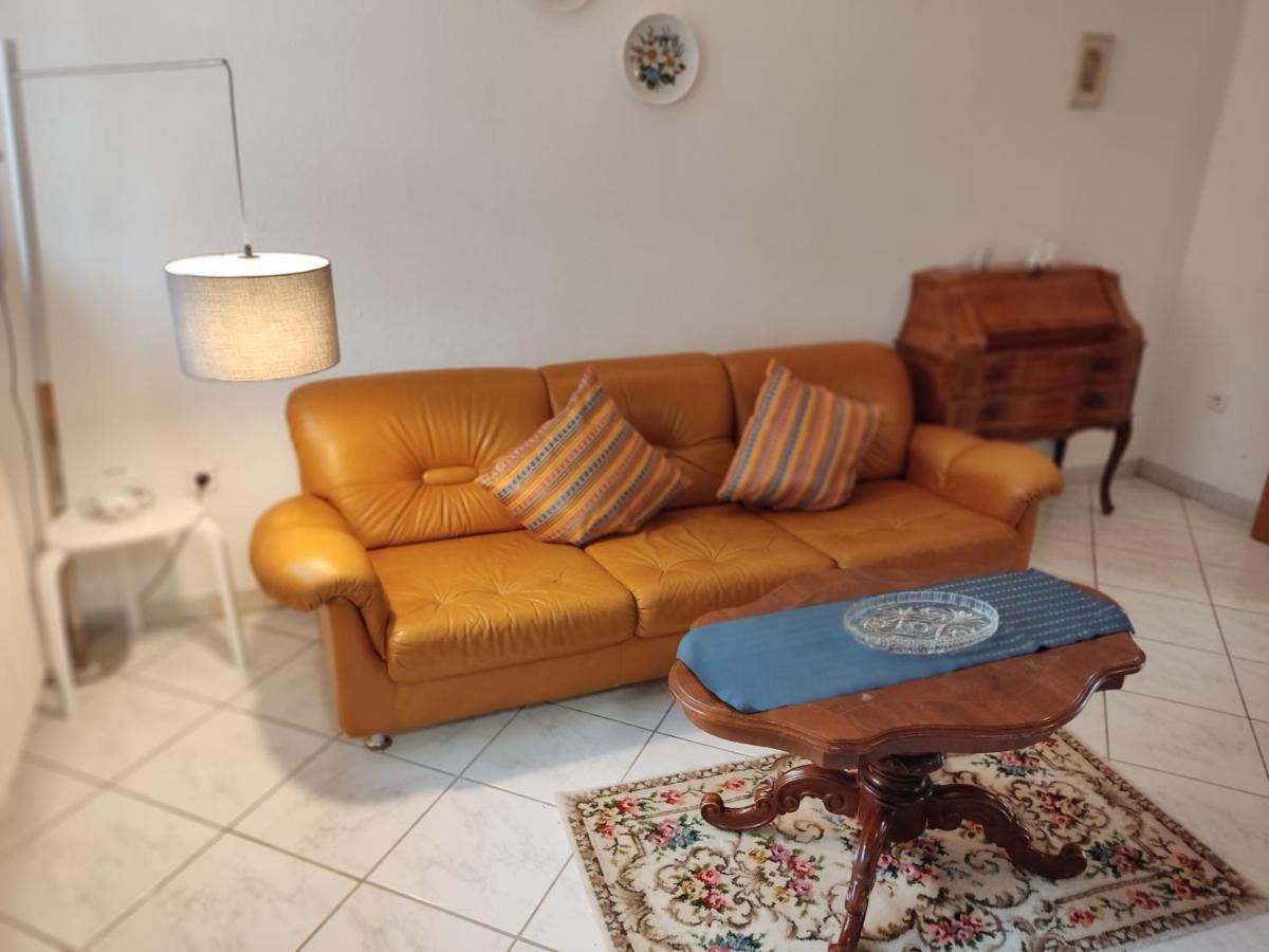 Orange Apartment *